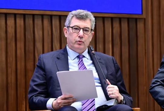 Gil Mihaely Wikipédia
